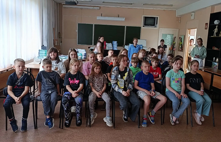 КОНЦЕРТ В ШКОЛЬНОМ ЛАГЕРЕ "КАПЕЛЬКИ СОЛНЦА"