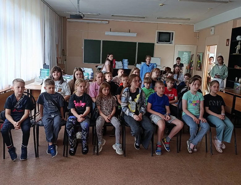 КОНЦЕРТ В ШКОЛЬНОМ ЛАГЕРЕ "КАПЕЛЬКИ СОЛНЦА"