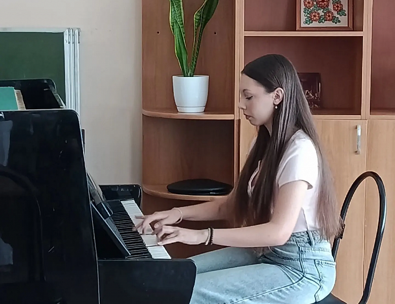 КОНЦЕРТ В ШКОЛЬНОМ ЛАГЕРЕ "КАПЕЛЬКИ СОЛНЦА"