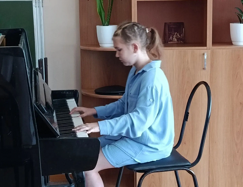 КОНЦЕРТ В ШКОЛЬНОМ ЛАГЕРЕ "КАПЕЛЬКИ СОЛНЦА"