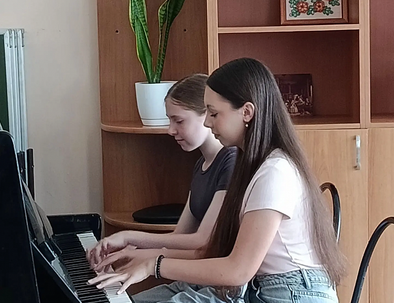 КОНЦЕРТ В ШКОЛЬНОМ ЛАГЕРЕ "КАПЕЛЬКИ СОЛНЦА"